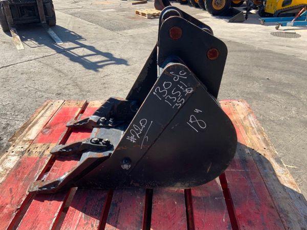 18" JCB MINI DIGGER BUCKET....35mm......220w. 354500511