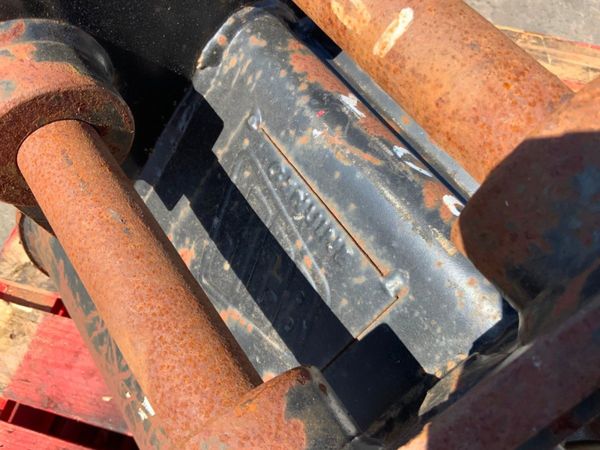 18"  JCB DIGGING BUCKET......35mm PINS.....223w. 354523270
