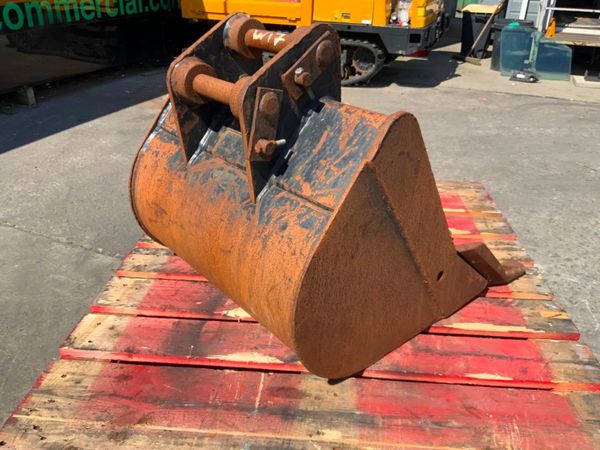 24" JCB MINI DIGGER BUCKET....35mm PINS.....216w. 354523730