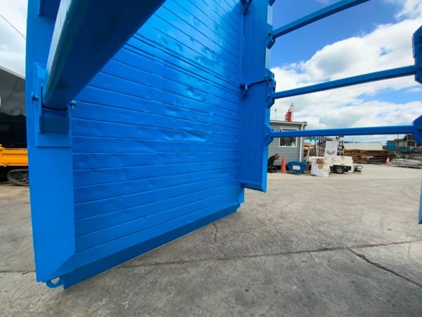 MANHOLE SHORING SUPPORT / TRENCH BOX...4949. 354646697