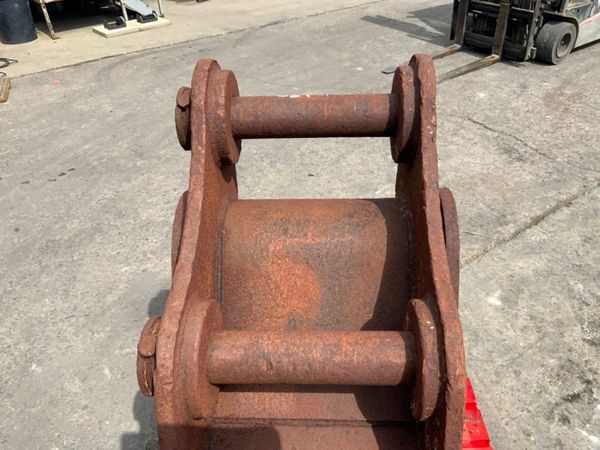 24"  STRICKLAND BUCKET.......80mm PINS......180. 354659084