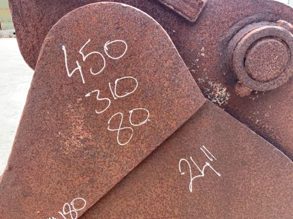 24"  STRICKLAND BUCKET.......80mm PINS......180. 354659086