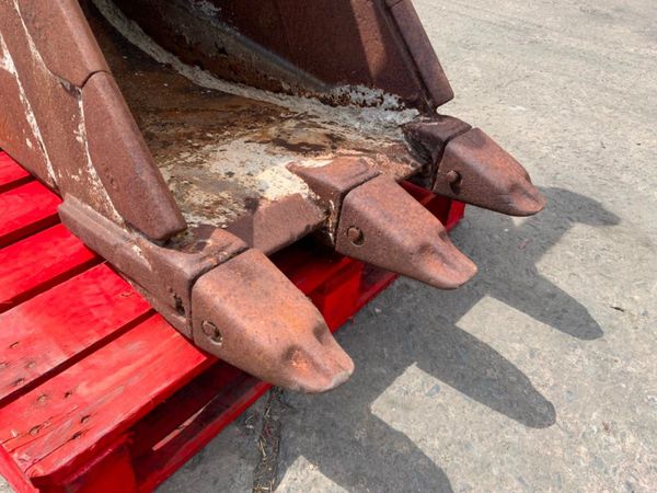 24"  STRICKLAND BUCKET.......80mm PINS......180. 354659090
