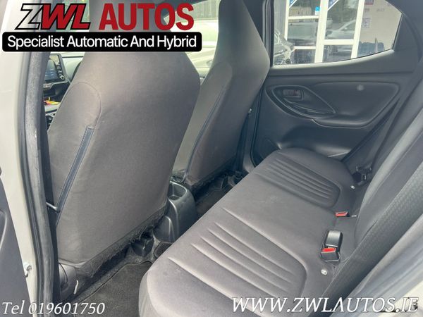 211 Toyota Yaris Hybrid 354809434
