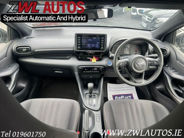 211 Toyota Yaris Hybrid 354809435