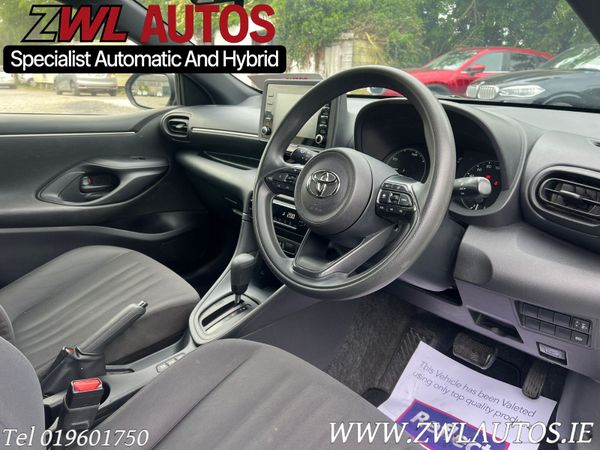 211 Toyota Yaris Hybrid 354809438