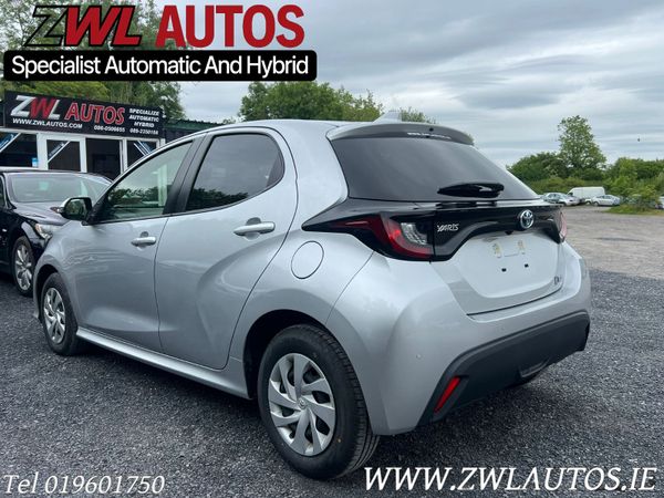 211 Toyota Yaris Hybrid 354809440