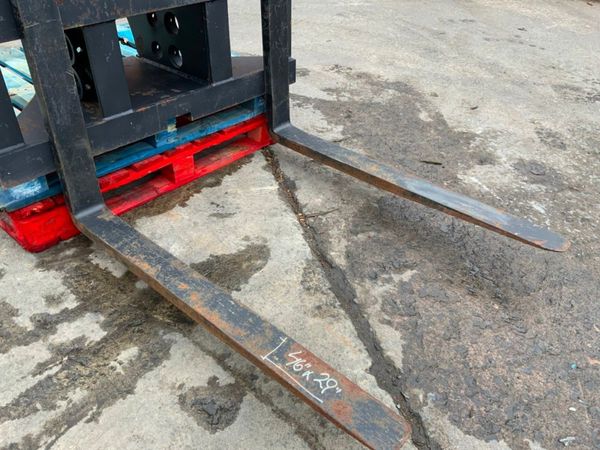 UNUSED PALLET FORKS......65 / 80mm PINS......618j. 354918288