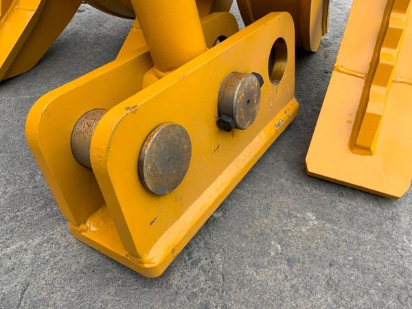 UNUSED 5 TYNE GRAPPLE....80mm PINS...7512. 354918375