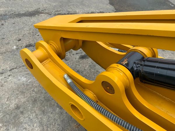 NEW HYDRAULIC THUMB GRAB....80mm PINS...7263 355154350