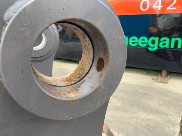 UNUSED VOLVO S2 TYPE HYDRAULIC Q/HITCH....7465. 355457876