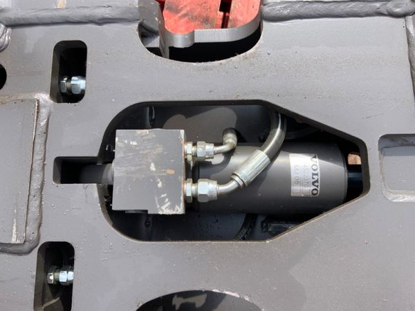 UNUSED VOLVO S1 TYPE QUICK HITCH.........7473. 355466546