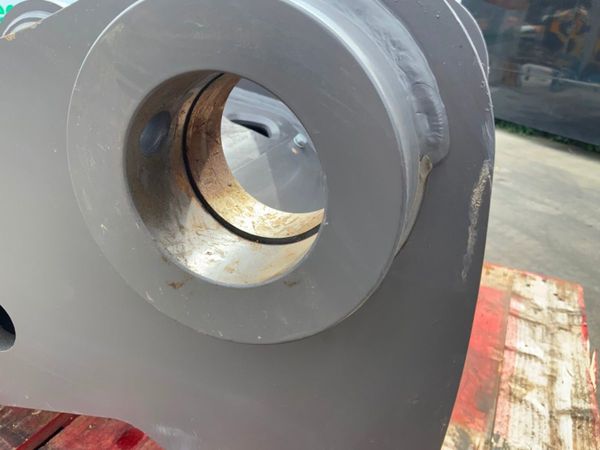 UNUSED VOLVO S1 TYPE QUICK HITCH.........7473. 355466557
