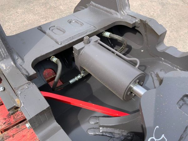 UNUSED VOLVO S3 QUICK HITCH  / COUPLER......7466. 355469521