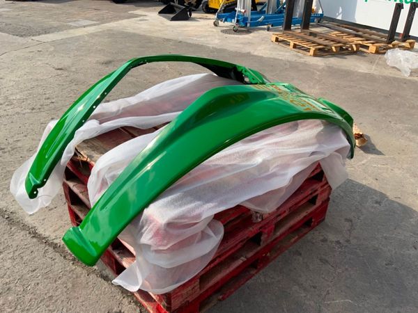 UNUSED JOHN DEERE 20/30 SERIES  MUDGUARDS. 356293636
