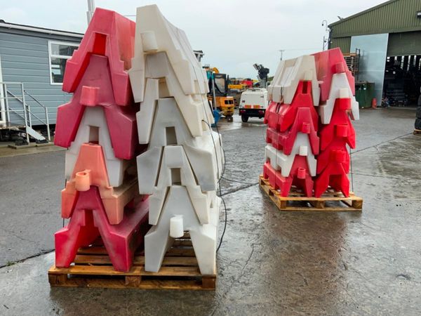 WATER FILL TYPE  PVC PEDESTRIAN BARRIERS. 356910889