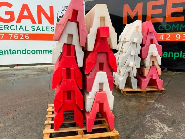 WATER FILL TYPE  PVC PEDESTRIAN BARRIERS. 356910895