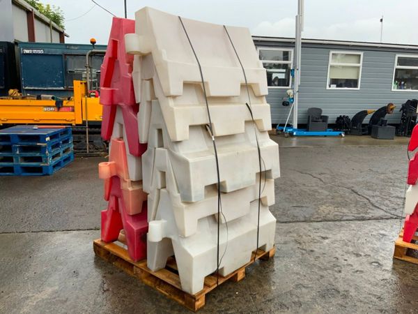 WATER FILL TYPE  PVC PEDESTRIAN BARRIERS. 356910890