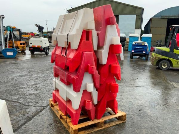 WATER FILL TYPE  PVC PEDESTRIAN BARRIERS. 356910891