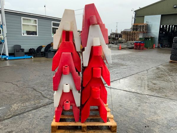 WATER FILL TYPE  PVC PEDESTRIAN BARRIERS. 356910892
