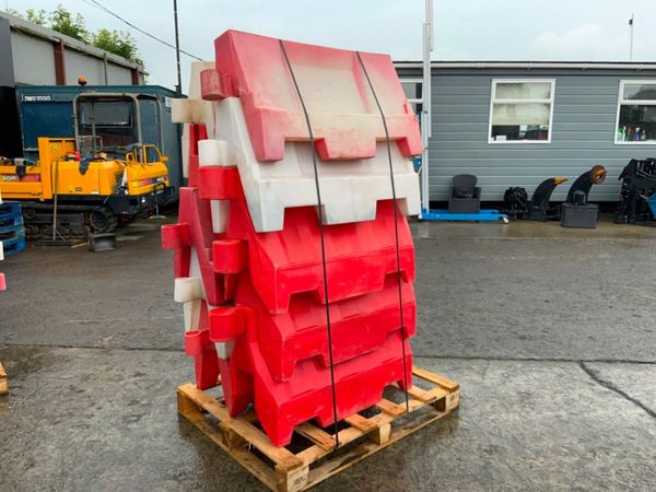 WATER FILL TYPE  PVC PEDESTRIAN BARRIERS. 356910893