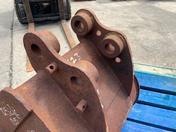 18"  JCB MINI DIGGER BUCKET...35mm PINS.....238w.. 357049745