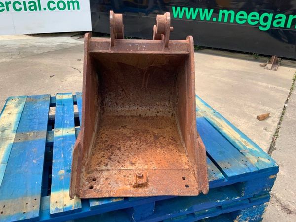 18"  JCB MINI DIGGER BUCKET...35mm PINS.....238w.. 357050764