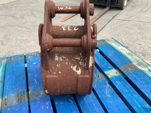 11" DIGGING BUCKET.....35mm PINS.......233w. 357052147