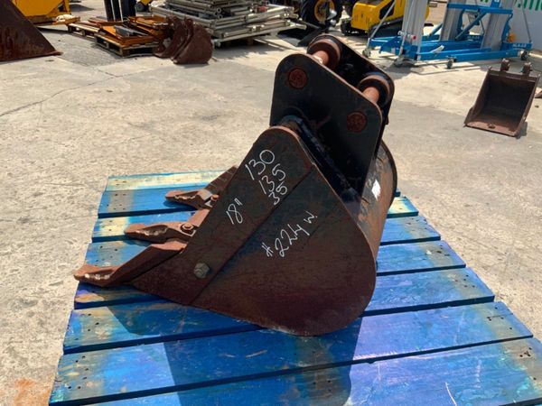18" JCB DIGGING BUCKET.....35mm PINS.......224w. 357053009