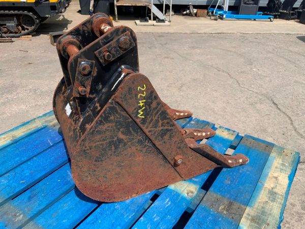 18" JCB DIGGING BUCKET.....35mm PINS.......224w. 357053014