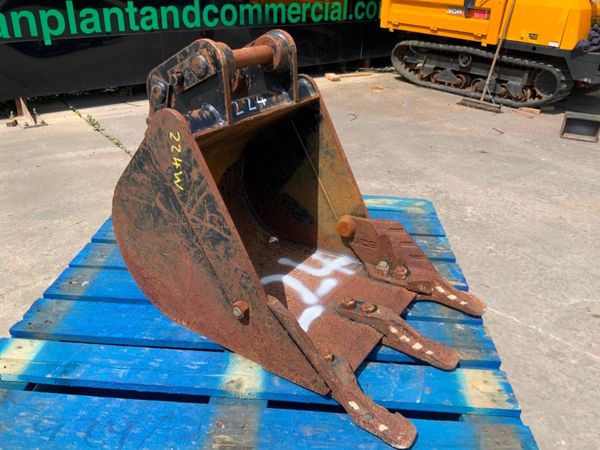 18" JCB DIGGING BUCKET.....35mm PINS.......224w. 357053015
