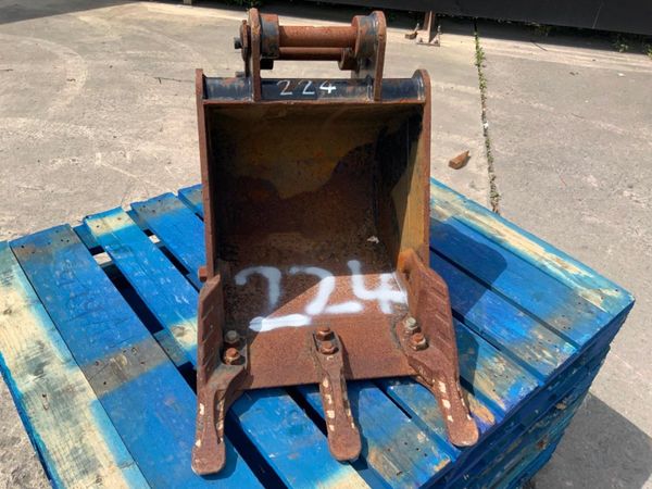 18" JCB DIGGING BUCKET.....35mm PINS.......224w. 357053017
