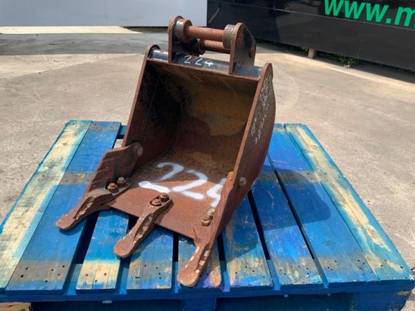 18" JCB DIGGING BUCKET.....35mm PINS.......224w. 357053018