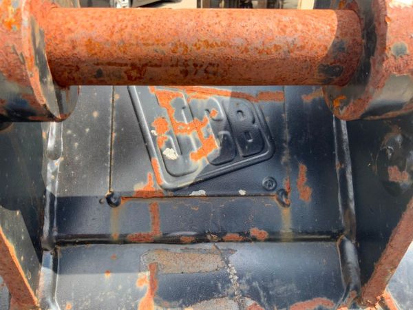 18" JCB DIGGING BUCKET.....35mm PINS.......224w. 357053011