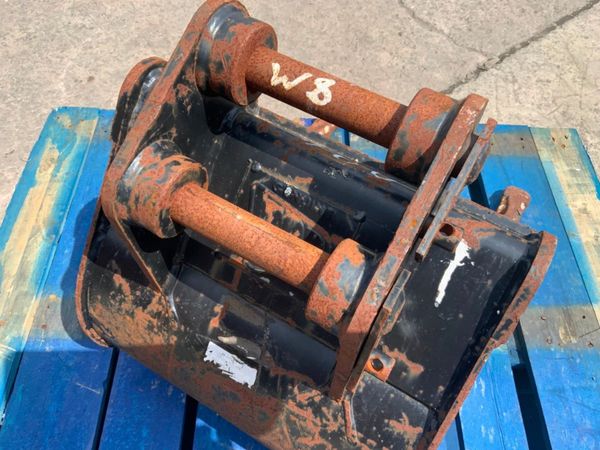 18" JCB DIGGING BUCKET.....35mm PINS.......224w. 357053012