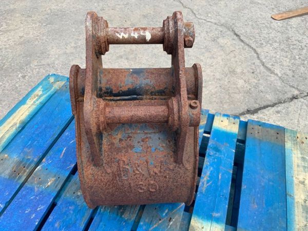 12"  MINI DIGGER BUCKET.....35mm PINS.......232w. 357060374