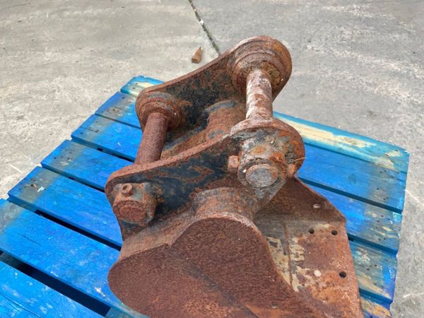 12"  MINI DIGGER BUCKET.....35mm PINS.......232w. 357060372