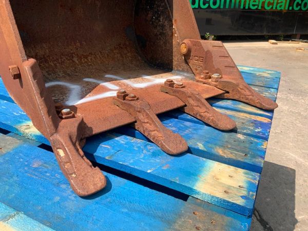24" JCB DIGGING BUCKET....35mm PINS......214w. 357061186