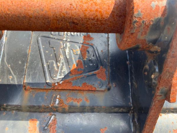 24" JCB DIGGING BUCKET....35mm PINS......214w. 357061189
