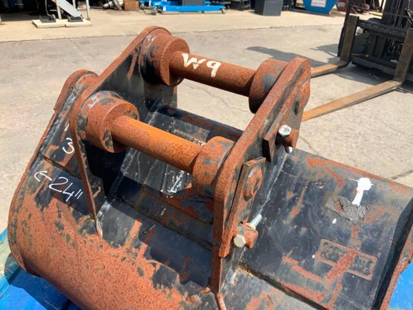 24" JCB DIGGING BUCKET....35mm PINS......214w. 357061190