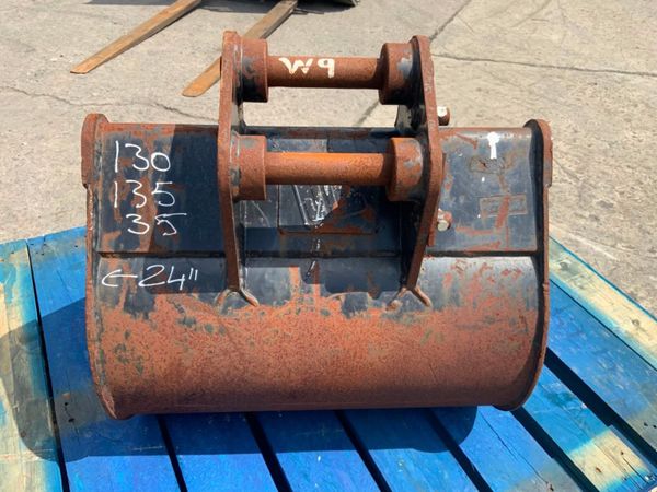24" JCB DIGGING BUCKET....35mm PINS......214w. 357061191