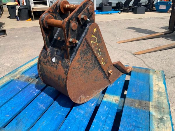 12" JCB MINI DIGGER  BUCKET......35mm PINS.....22 357134975