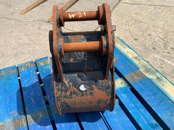 12" JCB MINI DIGGER  BUCKET......35mm PINS.....22 357134979