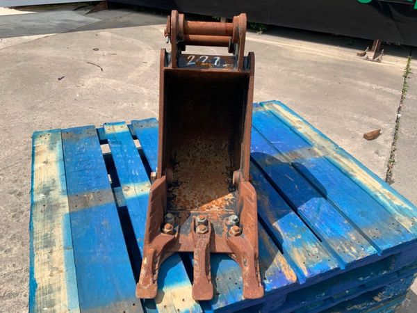 12" JCB MINI DIGGER  BUCKET......35mm PINS.....22 357134985