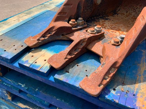 12" JCB MINI DIGGER  BUCKET......35mm PINS.....22 357134986