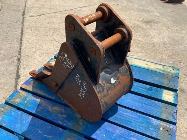 12" JCB MINI DIGGER  BUCKET......35mm PINS.....22 357134980