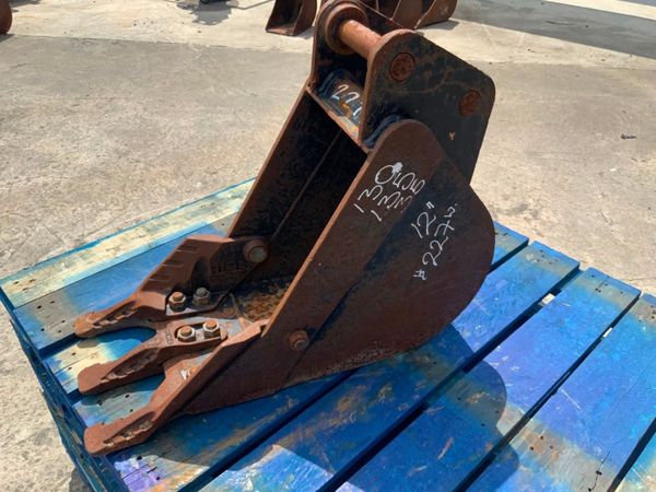 12" JCB MINI DIGGER  BUCKET......35mm PINS.....22 357134982