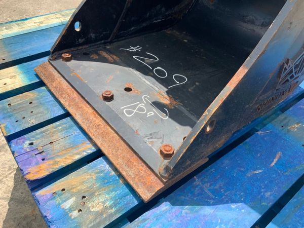 UNUSED 18" RHINOX BUCKET......35mm PINS.......209w 357135138