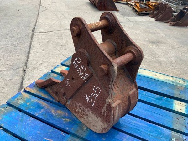 9" DRAINAGE DIGGING BUCKET....35mm PINS.....235w. 357137060