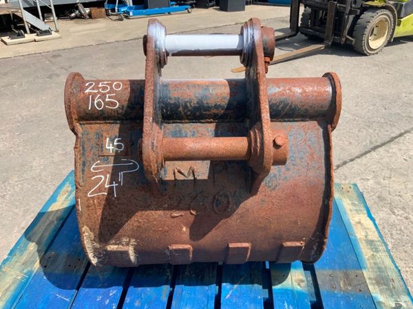 24" MINI DIGGER BUCKET....45mm PINS.....192w. 357137229